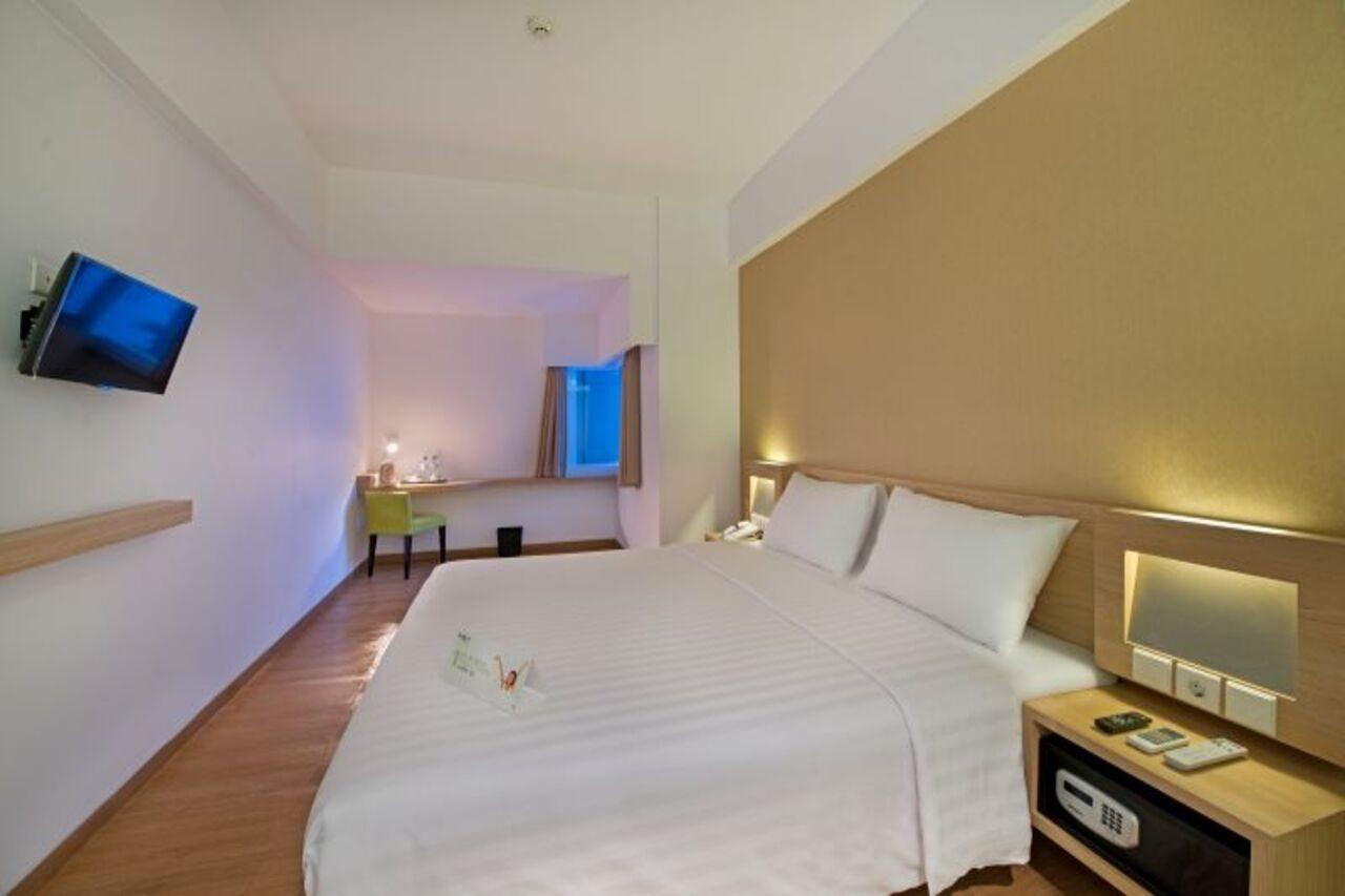 Whiz Prime Hotel Megamas Manado Exterior foto