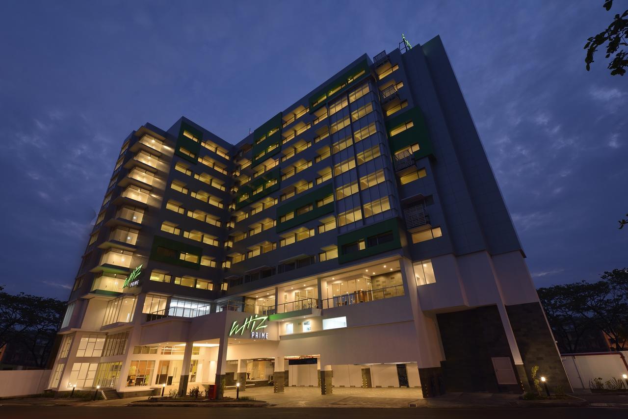 Whiz Prime Hotel Megamas Manado Exterior foto