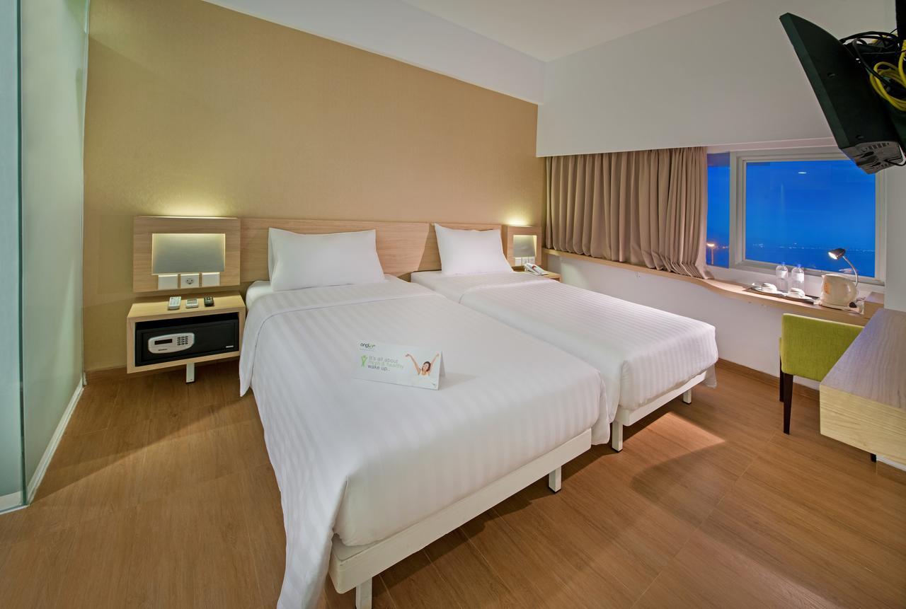 Whiz Prime Hotel Megamas Manado Exterior foto