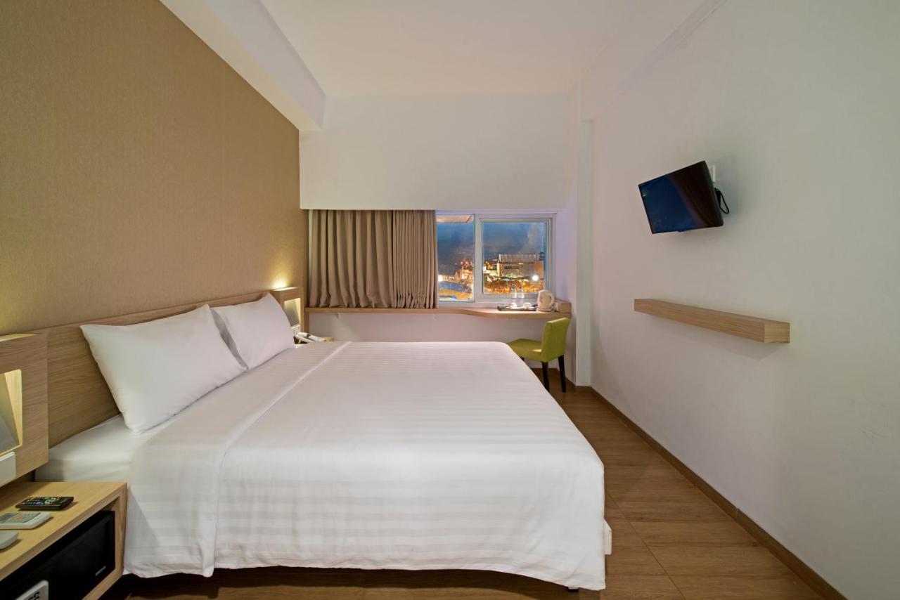 Whiz Prime Hotel Megamas Manado Exterior foto